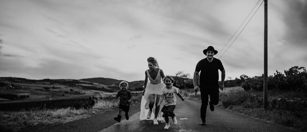 photo de mariage thiers en famille en noir er blanc