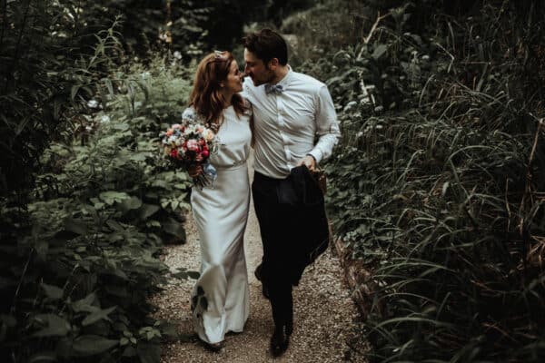 photographe mariage thiers clermont auvergne 2022 lobjectifdubarbu .jpg (1 sur 5) photo de mariage en couleur, une mariée en robe blanche dans la jolie nature d'Auvergne, sur un sentier.
